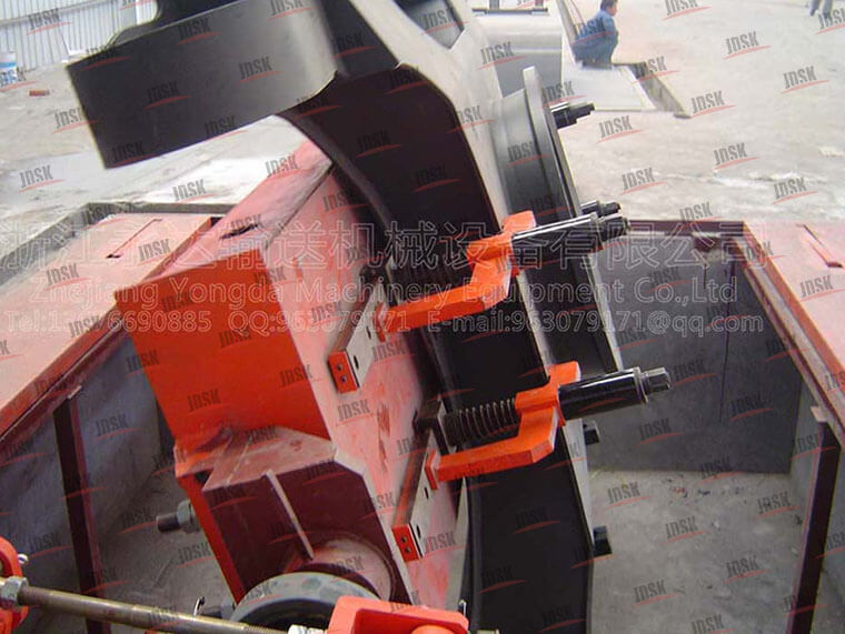 挖土機底盤翻轉(zhuǎn)